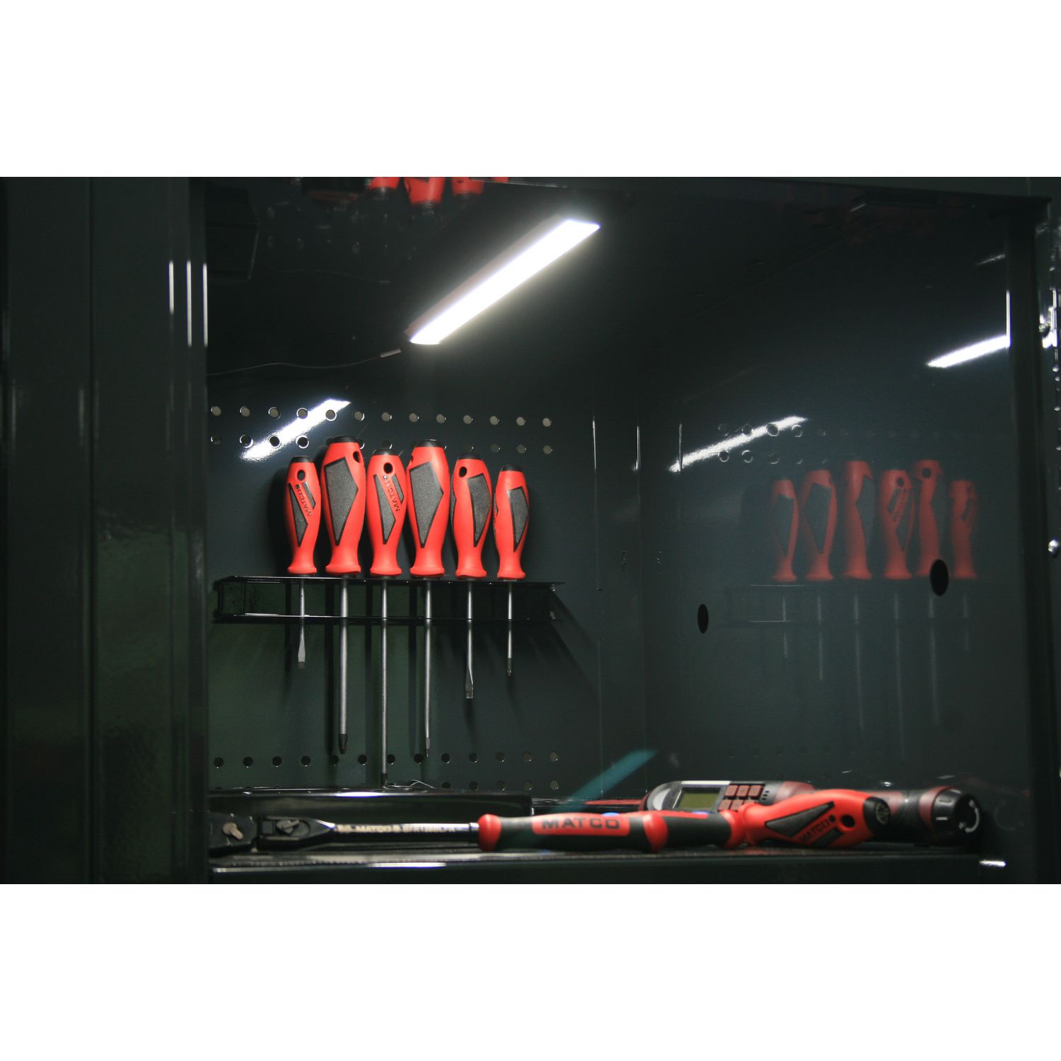 SLIDING SHELF LOCKER LIGHTS (3) 18" LED